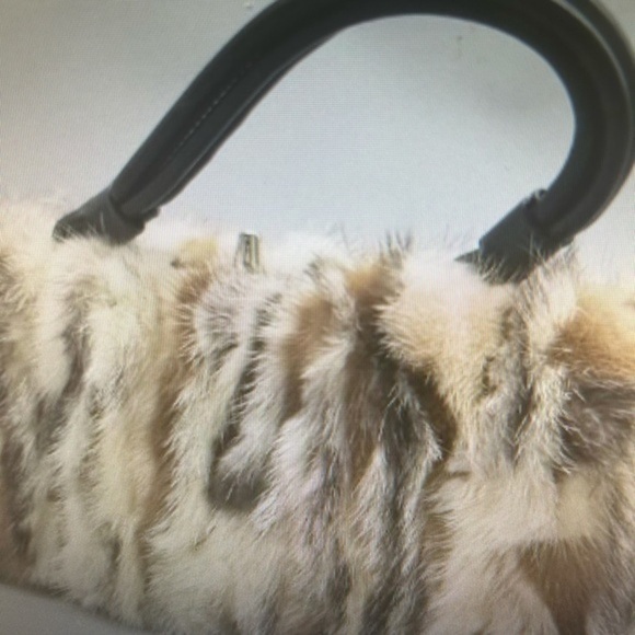Gorgeous Mink fur purse with matching Mink  and leather gloves - Picture 5 of 12
